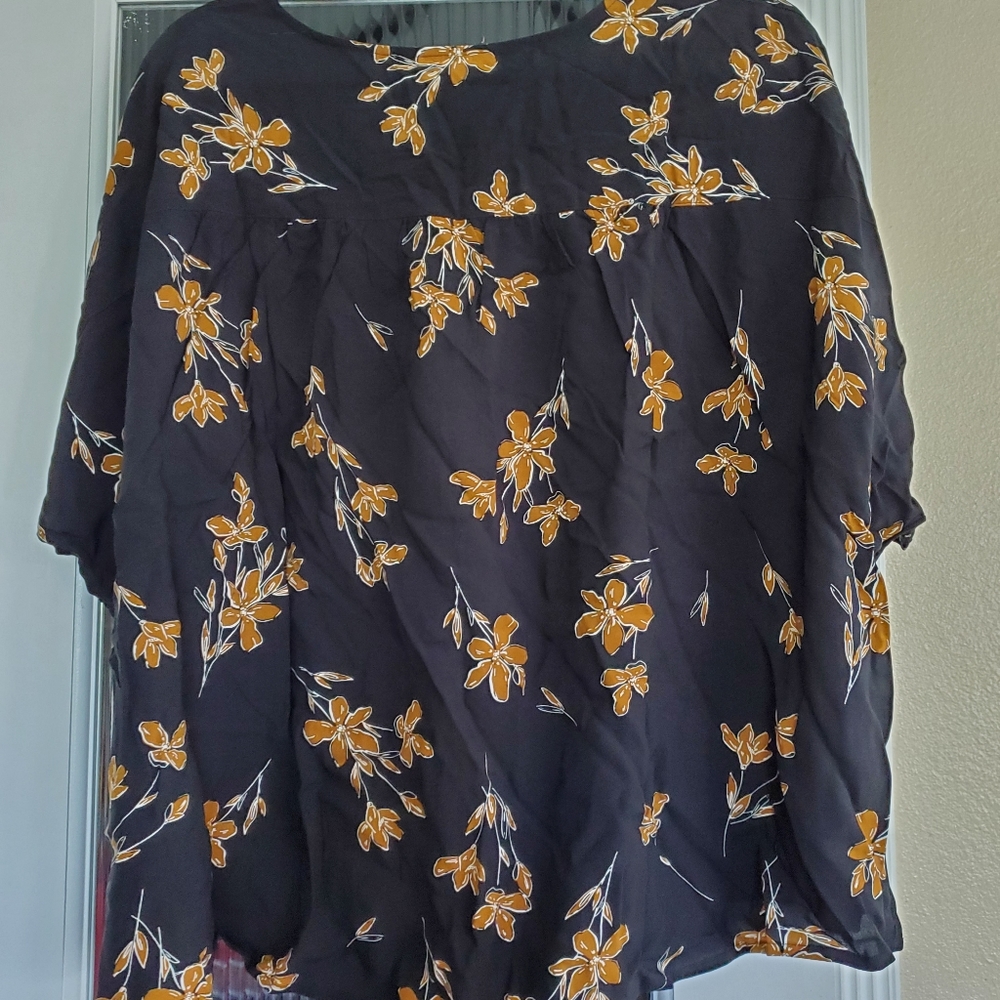 Terra & Sky V neck floral top - Picture 2 of 3